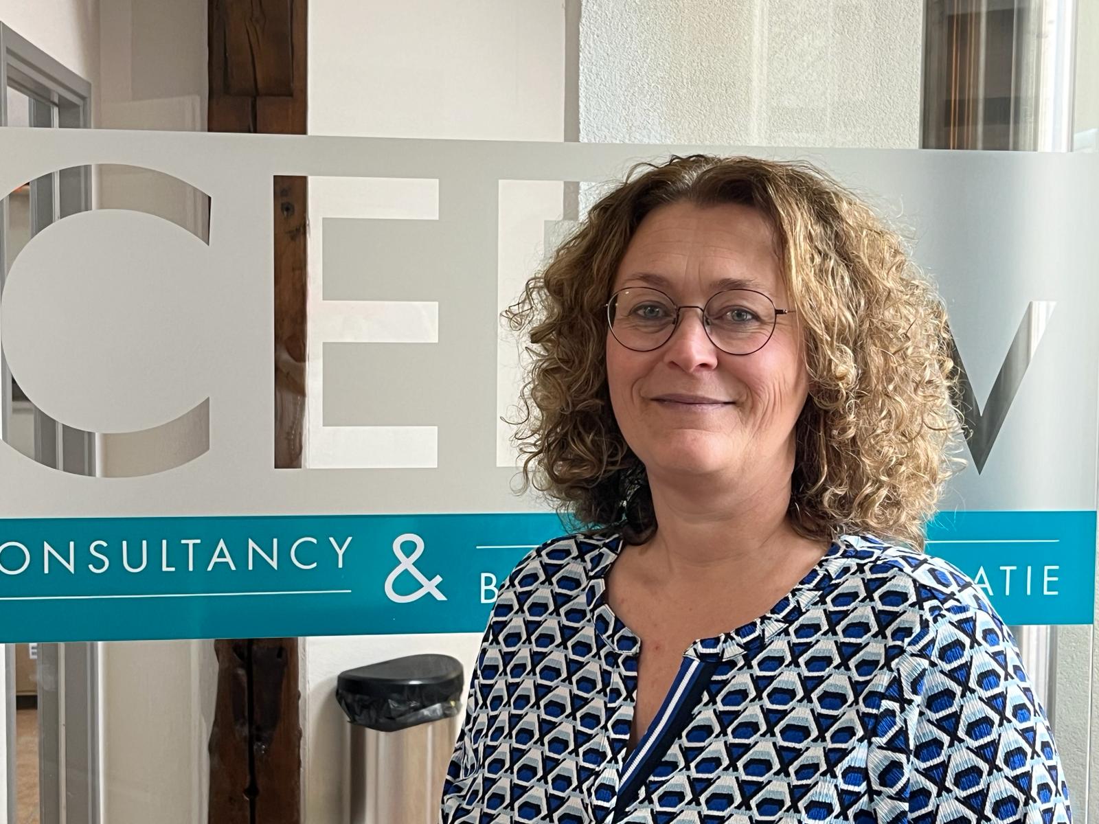 Yvette Dijkman, secretaresse, y.dijkman@ceb-reusen.nl
